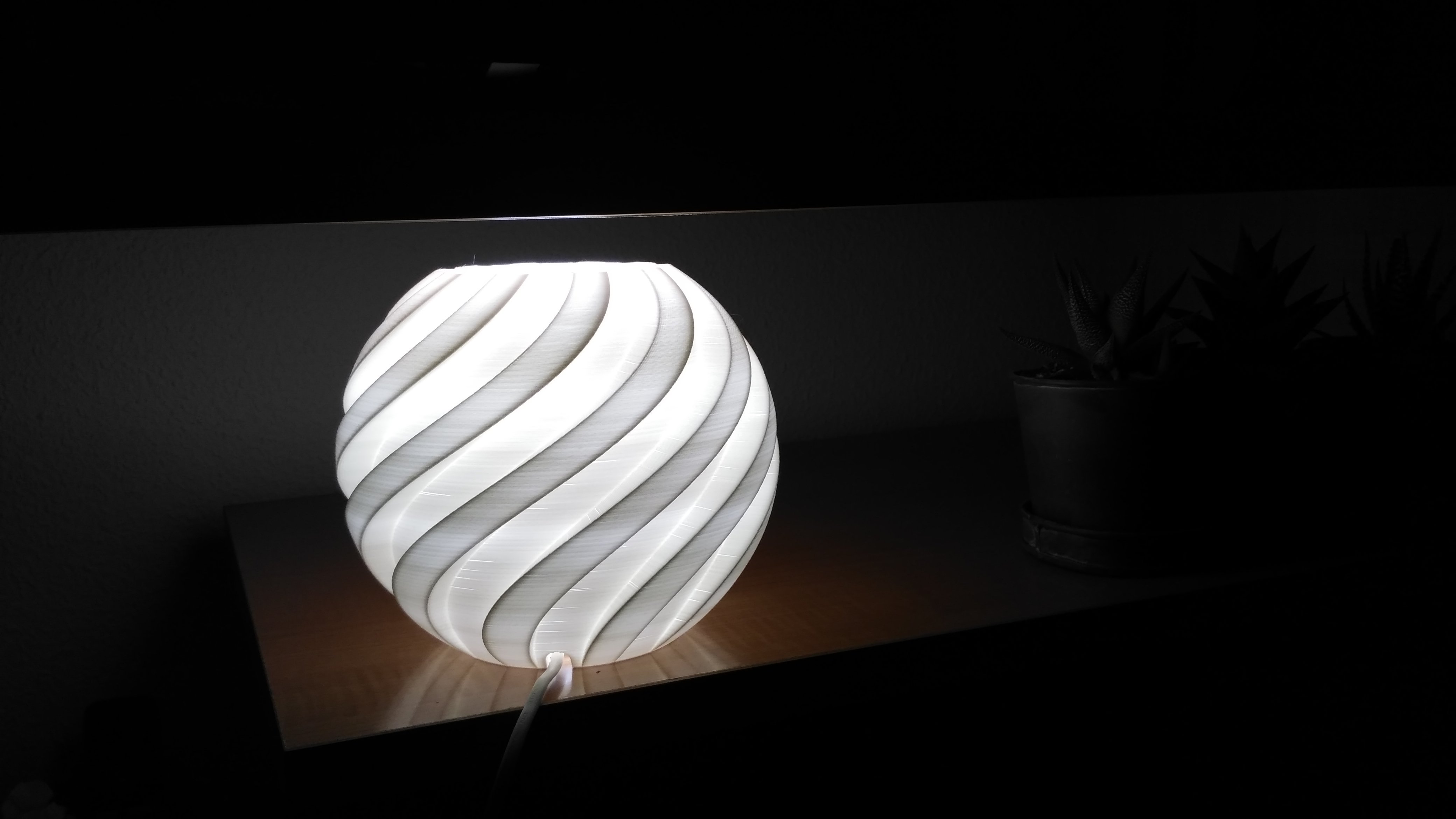 Cenikli LumaGlobe Modern Spiral Masa Lambası