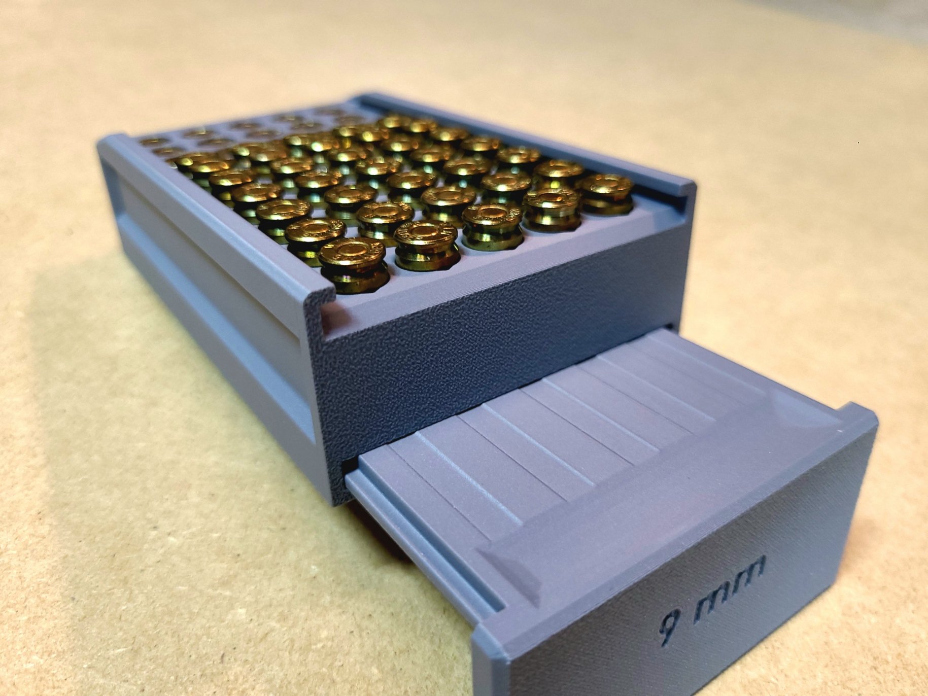 Cenikli 9mm Mermi Saklama Kutusu – 50 Fişek Kapasiteli